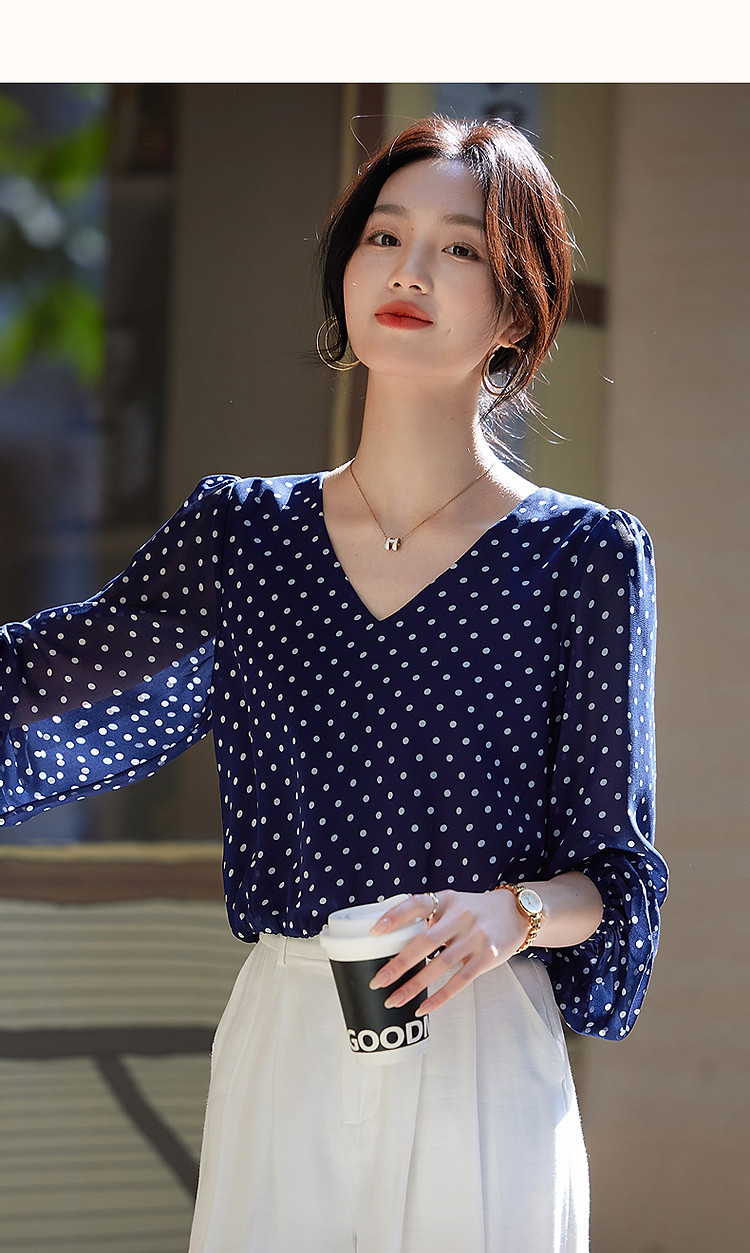 Áo sơ mi nữ cổ V họa tiết chấm bi chất liệu voan mỏng nhẹ dáng ngắn — Xanh navy chi tiết 11