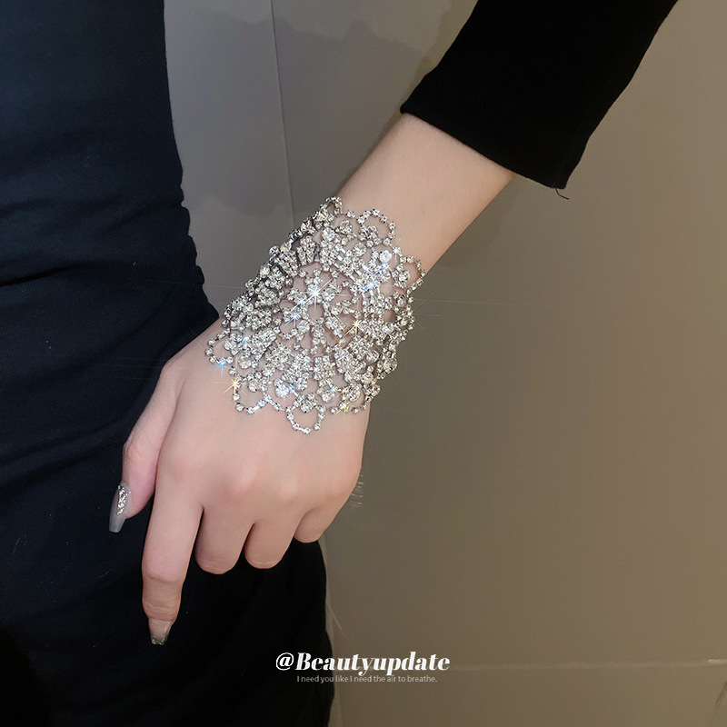 Flores de diamantes súper brillantes, una pulsera multiuso, pulsera de lujo ligera de temperamento de moda, joyería de alta gama de nicho de personalidad
