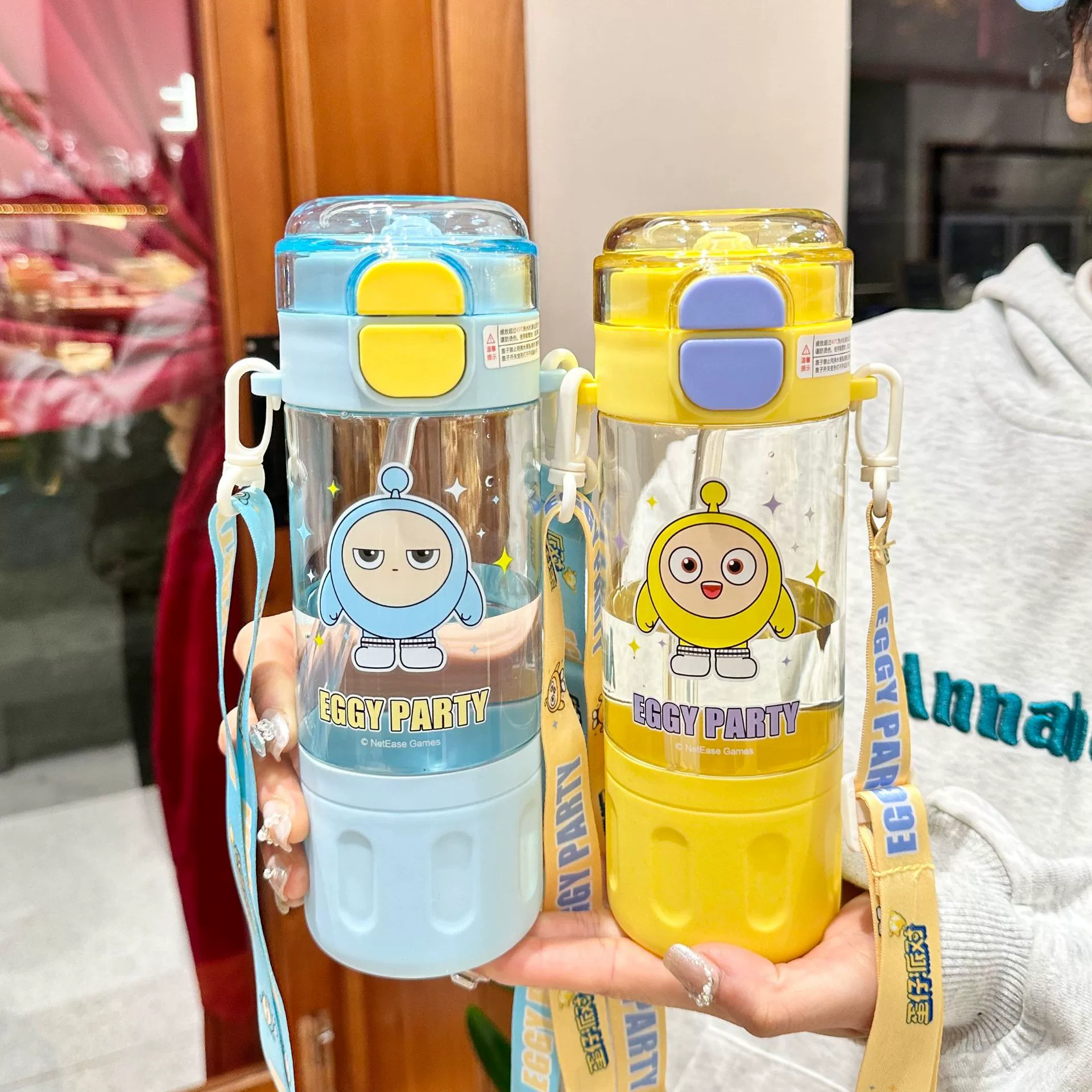 Двойной пластиковый стаканчик для питья Sanrio Family Series с удобной силиконовой присоской для горлышка, двойной дизайн для питья, поставляется с чашкой-шнурком для воды