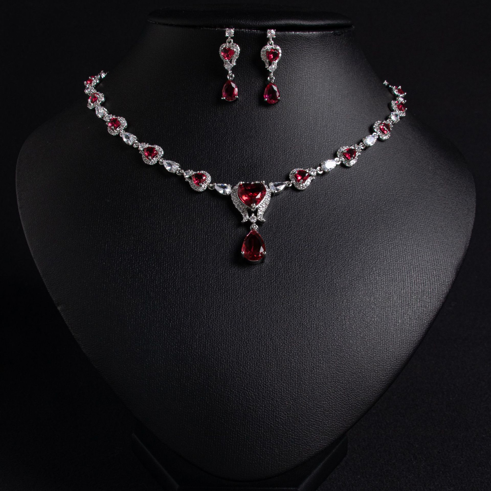 Platinum necklace heart-shaped heart shaped with zircon drop-shaped…
