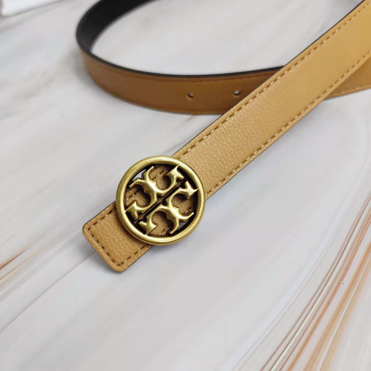 2022 nuevo cinturón de piel de vaca de color para mujer, sello de cintura ancha con letra de TB, hebilla liso de bronce, cinturón de todo fósforo, spot al por mayor