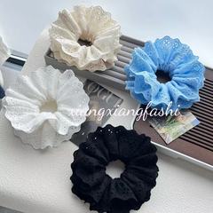 Zhao Lusiと同じスタイルの大きなレトロな雰囲気のフランスの重い刺繍レースベージュヘアリング腸リング中空ヘッドフラワー