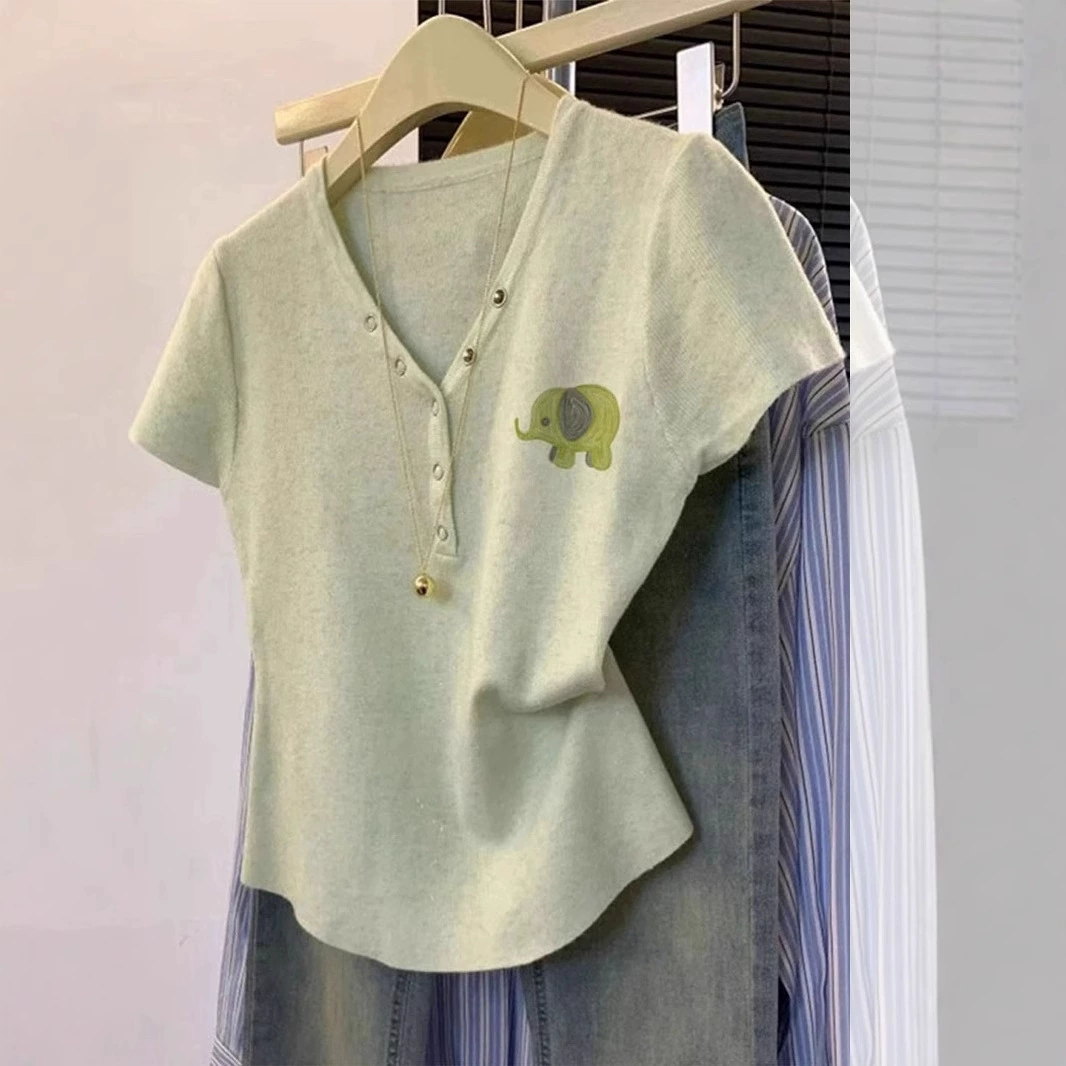 Зеленая простая универсальная футболка с короткими рукавами и v-образным вырезом с принтом слона для женщин, новинка 2025 года, летний красивый топ с допамином