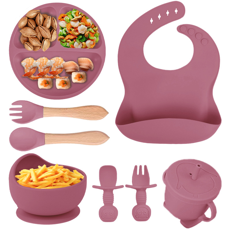 Juego de ocho piezas rojo ladrillo (630g) babero pequeño ventosa tazón taza de paja oso tenedor cuchara tenedor de madera