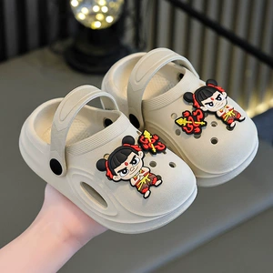 Летние модные мультяшные детские тапочки в стиле Crocs для мальчиков, босоножки, мягкая подошва, подходят для носки на улице