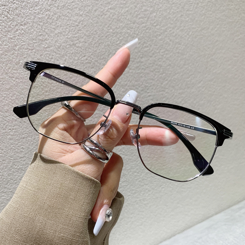 Minimalistiska retro halvramglasögon i titan för män_voghion.com