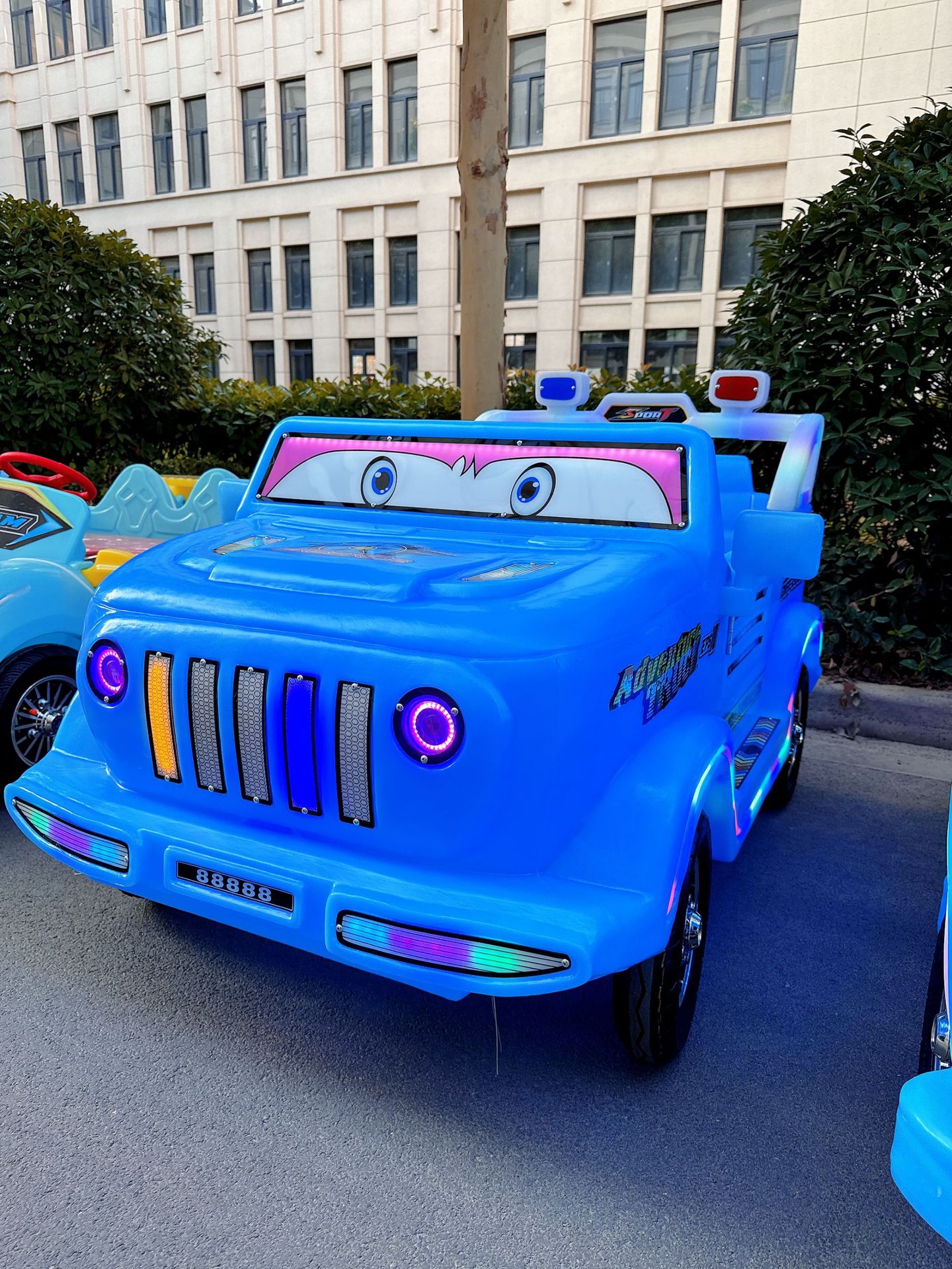 Indoor de alta gama coche de juguete eléctrico para niños cuadrado iluminante coche de atracciones de fibra de vidrio gran rueda coche de atracciones