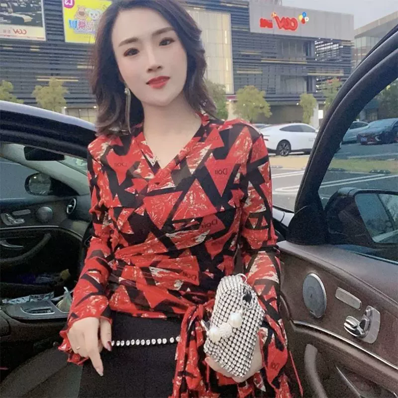 Летняя чистая печать чернил ветра зашнуровать модную рубашку с V-образным воротником талии с маленьким рукавом-колокол сексуальный топ