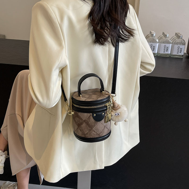 Bolso de mano popular este año, bolso de mano caliente para mujeres 2024, nuevo bolso de tendencia universal, bolso de balde de color de choque de alto nivel