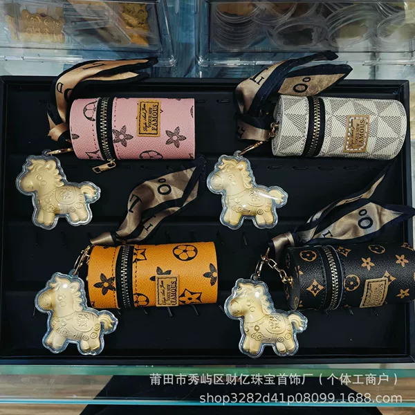 Will be shipped immediately - lipstick package (color is random, please note) does not contain gold