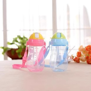 Liquidación de procesamiento giratorio oso botella de agua portátil para niños con paja boca suave taza de paja 350ML Flip taza de agua