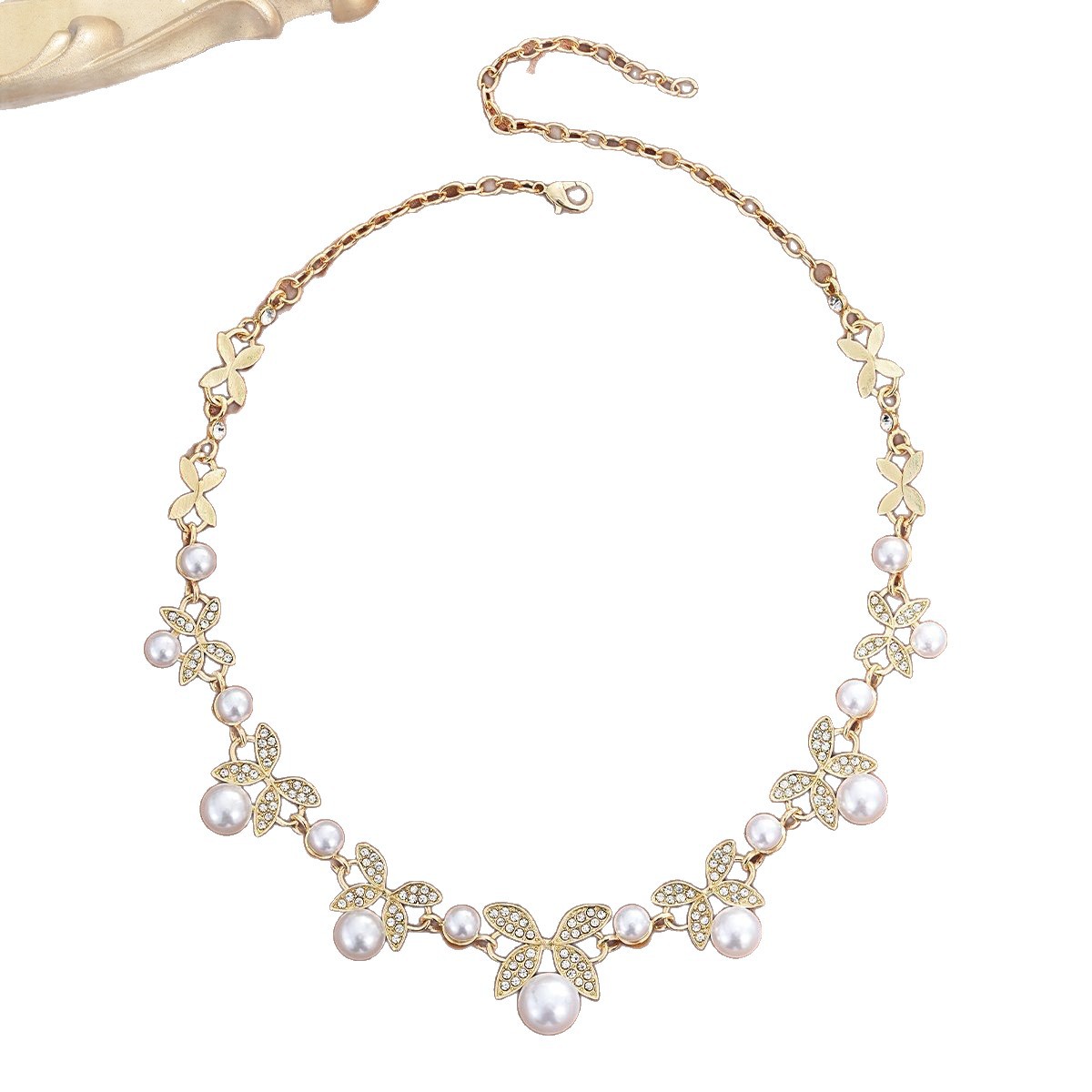 Ensemble collier et boucles d'oreilles deux pièces, collection 2026, tendance transfrontalière, orné de perles et de motifs en forme de feuille. Un bijou de luxe léger et raffiné pour femme._voghion.com