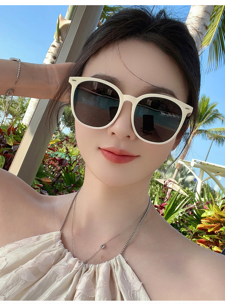 for Women High-End Feel 2025 New Large Sun Round White Frame Sunglasses UV Protection Make Face Look Smaller_voghion.com