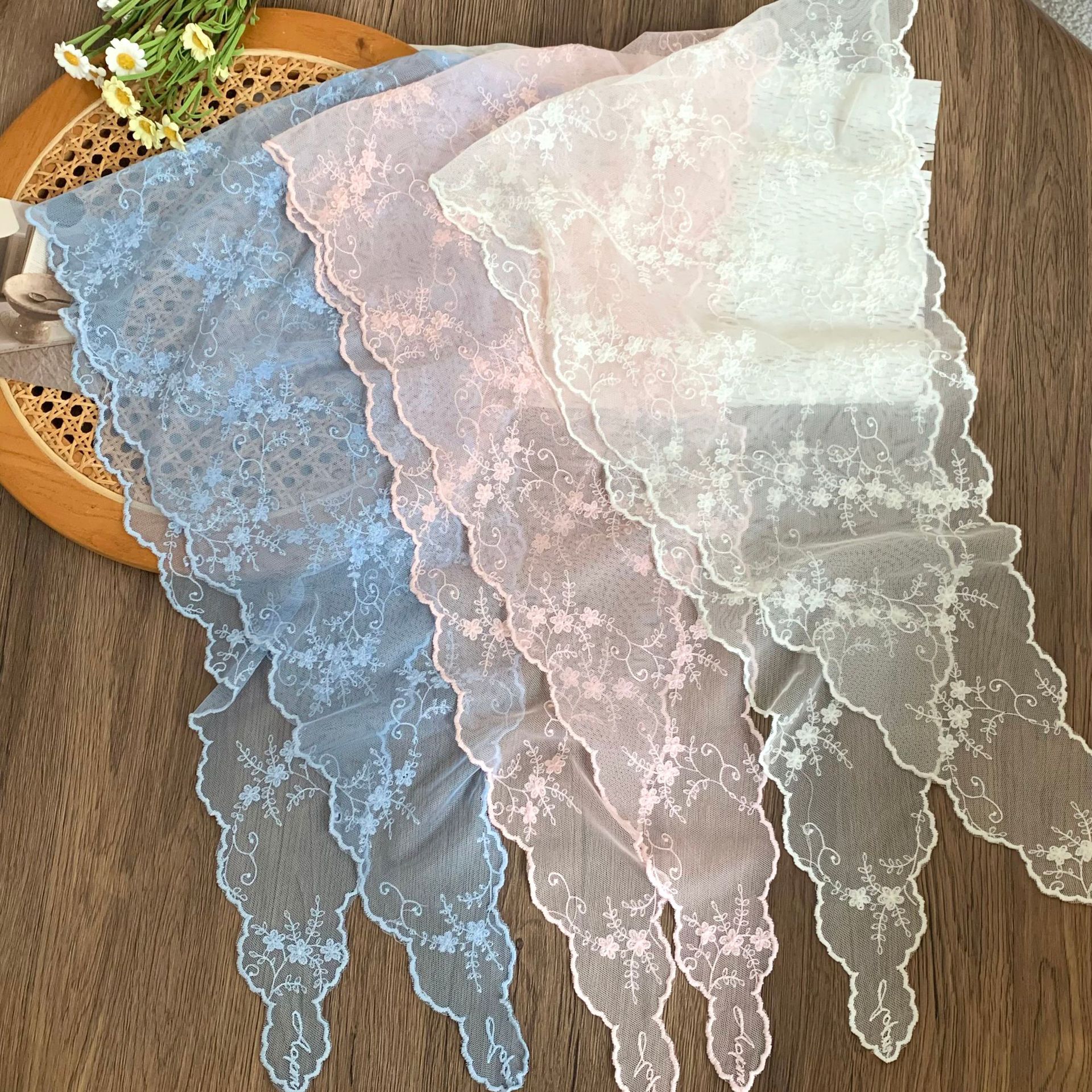 Bufanda triangular de encaje Nuevo estilo Bufanda de cuello Bufanda de seda Bufanda de seda Sensación de alta calidad Bufanda de estilo pastoral femenino Cinturón para el cabello Tragando serpentinas para el cabello