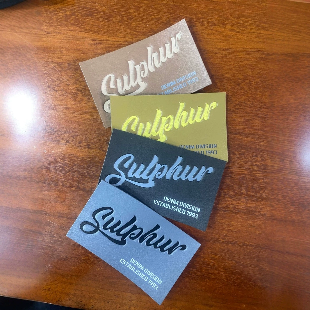 Новые модные джинсы весна-лето 2024 с кожаной этикеткой, вышивкой, эффектом потертости, нашивками и стильными аксессуарами для талии