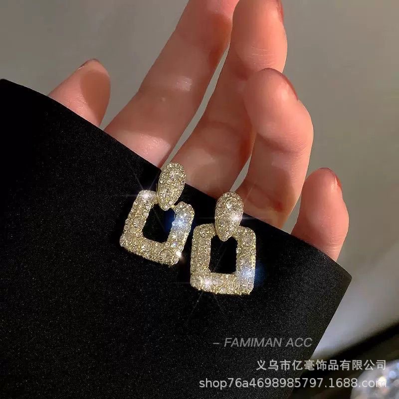 S925 Pendientes de perlas de temperamento Pendientes de lujo ligero de alta gama Pendientes al por mayor y al por menor transfronterizos Mujeres