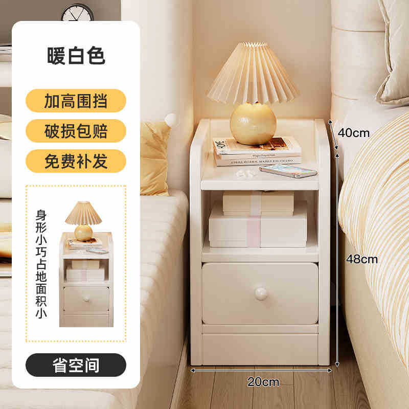 El estante de la cabecera es extremadamente estrecho, el gabinete de almacenamiento con grietas de estilo crema francés, la esquina de la puerta, el espacio trasero, el gabinete delgado, el gabinete de almacenamiento de piso