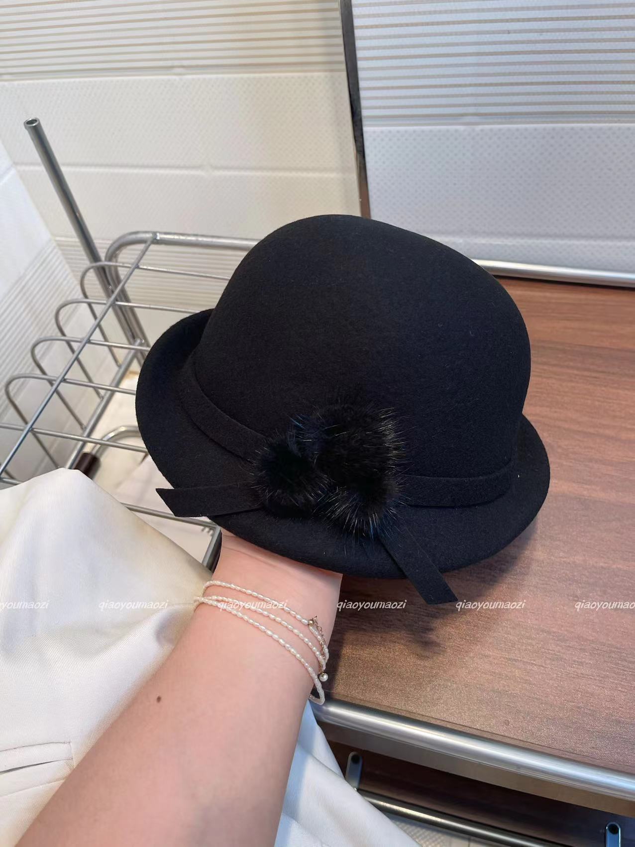 검은색 세 개의 모피 공 모자