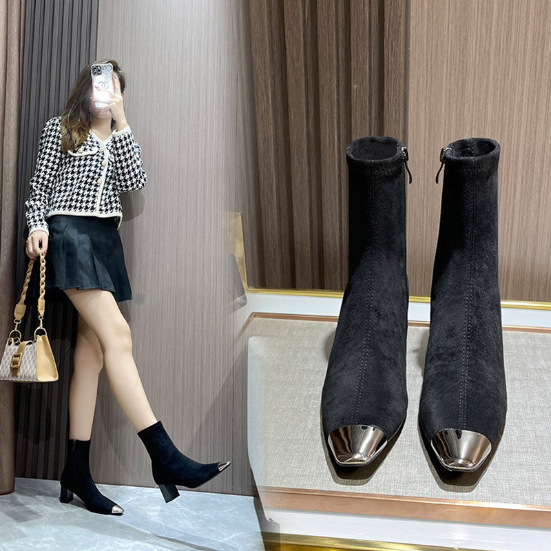 太さとショートブーツの女性は2024年秋冬の新型のやせている靴の四角い頭のスエードの英倫風の中で筒がやせているマーティンの靴を現します。