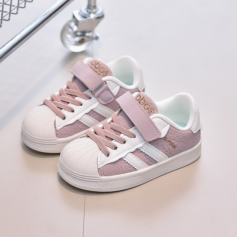 Zapatos de niñas conchas de cabeza zapatos 2025 nuevos zapatos blancos para niños marca de moda universal zapatos deportivos para niños zapatos para bebés