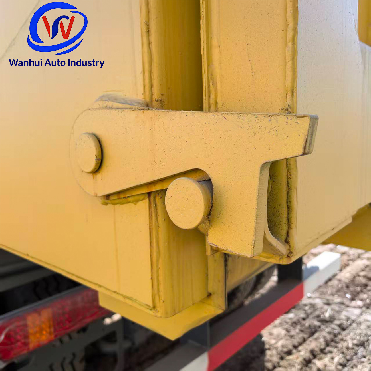 Cross-Border Supply of Refurbished Eight-Wheel Dump Trucks, Sinotruk Howo Engineering Dump Trucks, 6X4 Sand and Gravel Transport Trucks