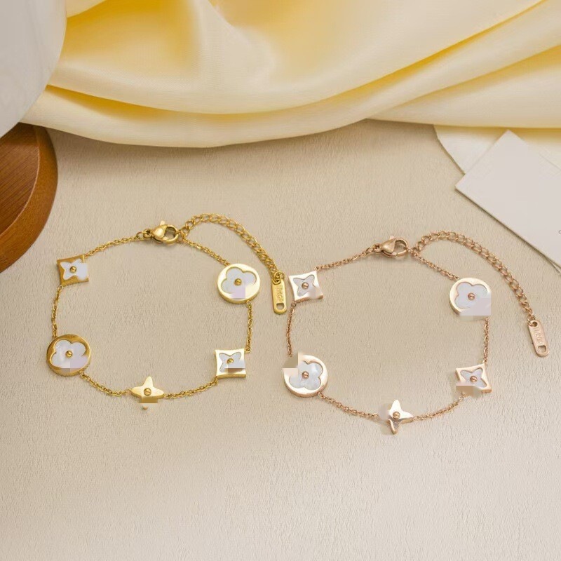 European and American titanium steel white shellfish four-leaf clover bracelet women's ins style fashion all-match niche 18K gold non-fading jewelry special price