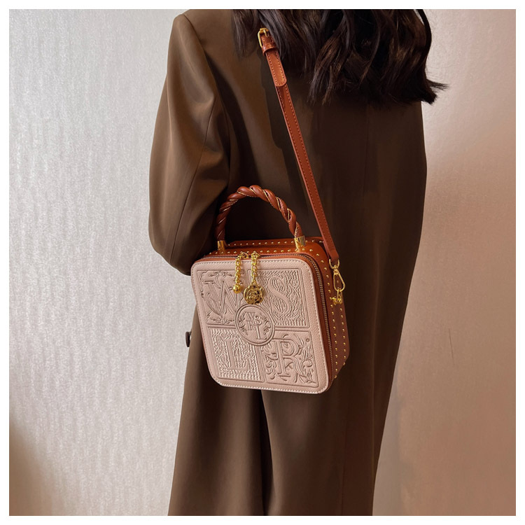 A New High-end Hand-held Embroidered Small Square Bag with A Niche Design. The Texture is Stylish and One Shoulder Diagonal Cross Box Bag_voghion.com