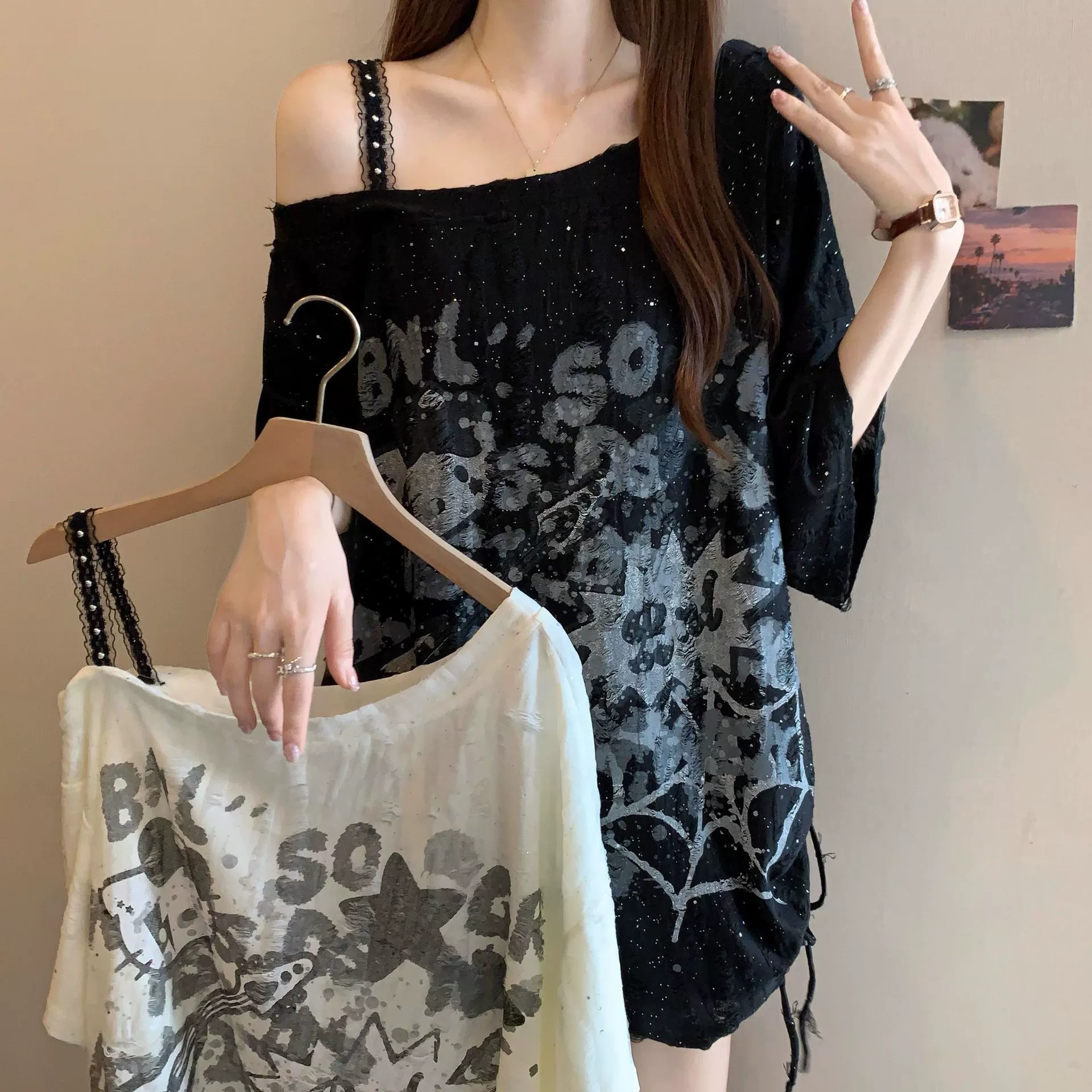 Милая и крутая женская футболка с открытыми плечами и короткими рукавами, новый летний нишевый дизайн, свободный и облегающий сладкий и пряный топ.