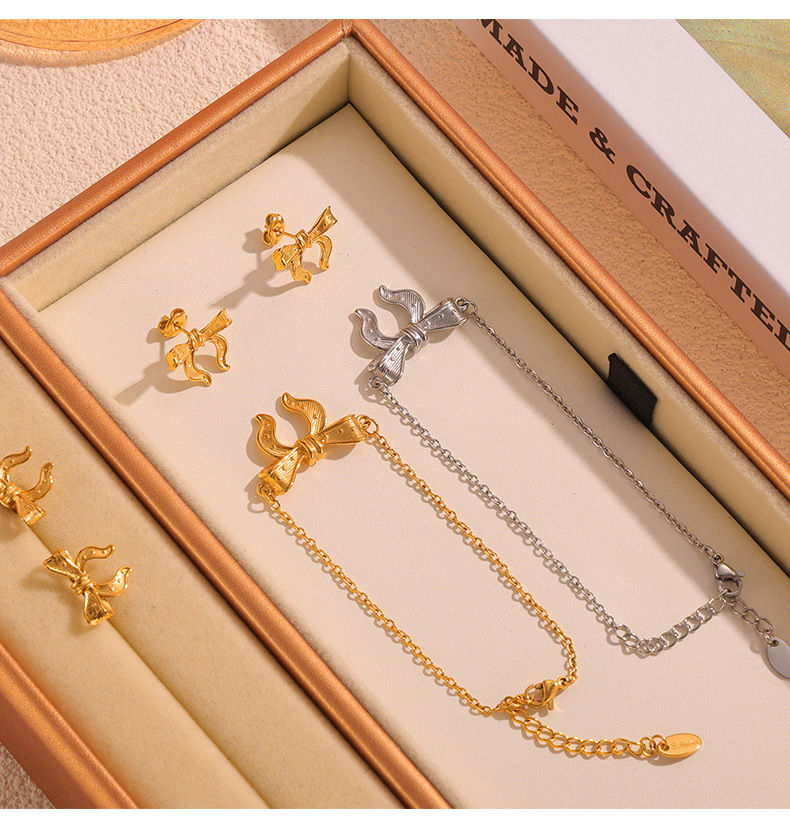 Set de joyería para mujer con colgante de lazo en acero_voghion.com