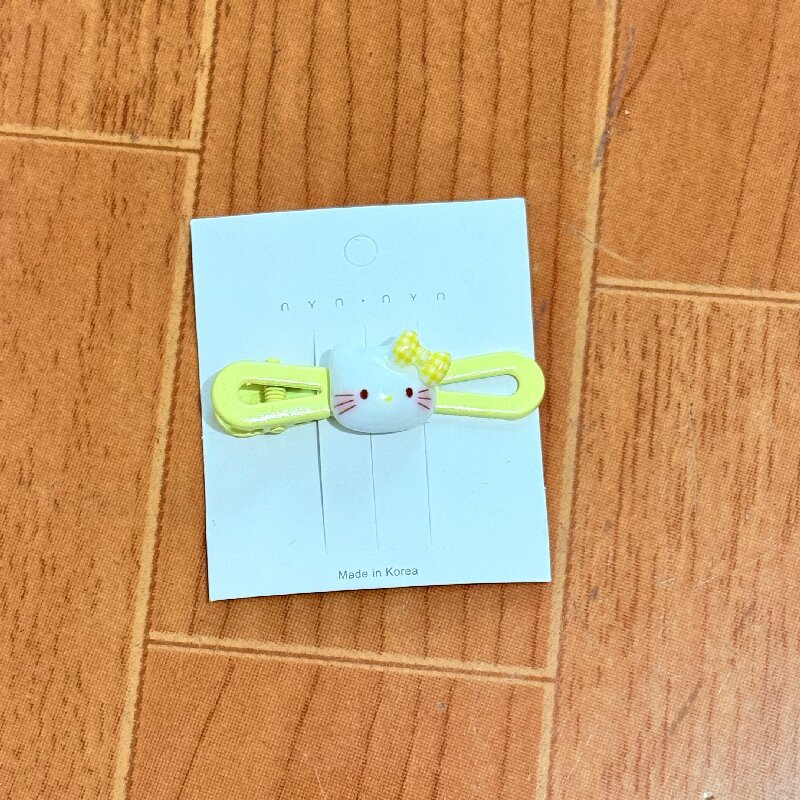 노란색 체크무늬 리본 고양이