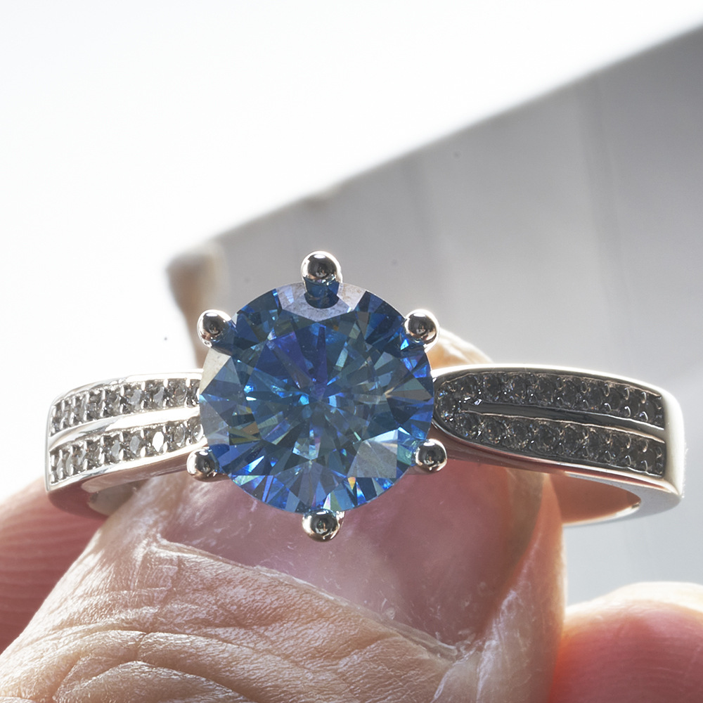 Anillo de piedra azul de diamante