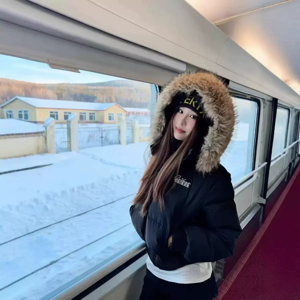 2025冬季新款短款毛领连帽羽绒服女收腰显瘦高级感保暖外套潮