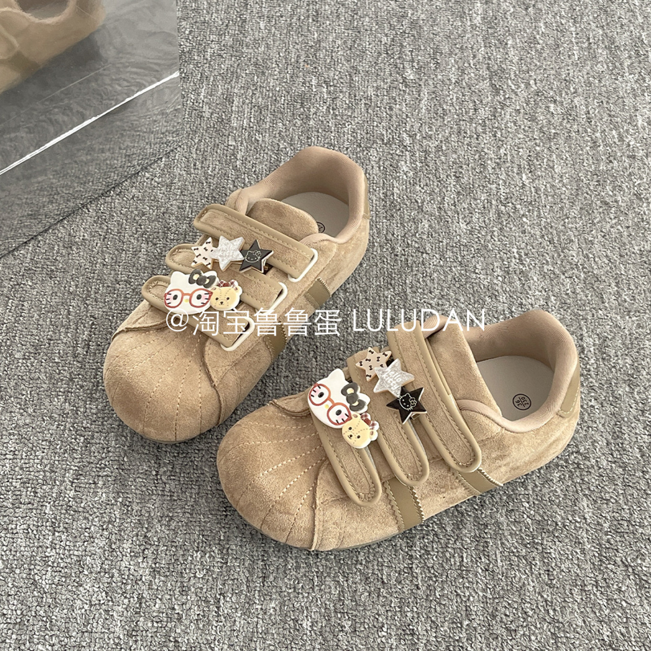 Concha cabeza velcro de entrenamiento de otoño invierno 2025 nuevo aumento de caída deportes de caña casual zapatos de fiesta de estudiantes pequeños blancos