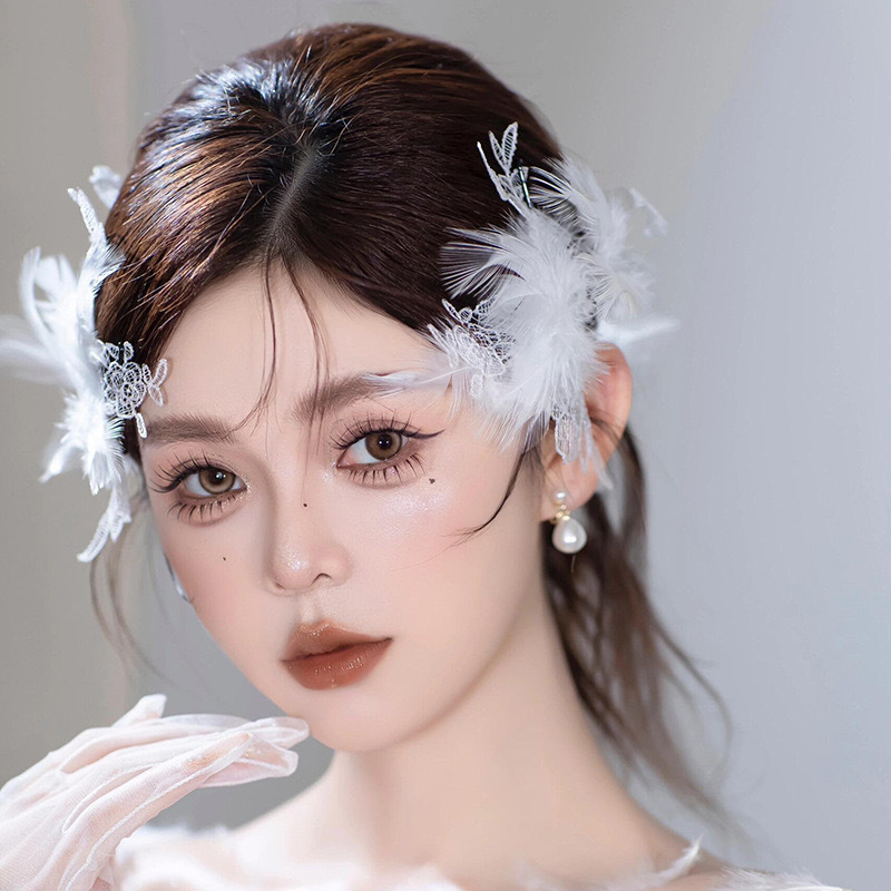Tocado de novia plumas de encaje super inmortal alta sensación hermoso vestido de boda blanco disparar certificado de boda princesa foto de boda