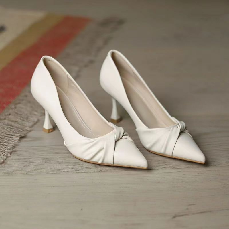 Celebridades de Internet temperamento de nicho zapatos individuales franceses profesionales con punta puntiaguda 2025 nuevos zapatos individuales simples tacones altos de cercanías mujeres