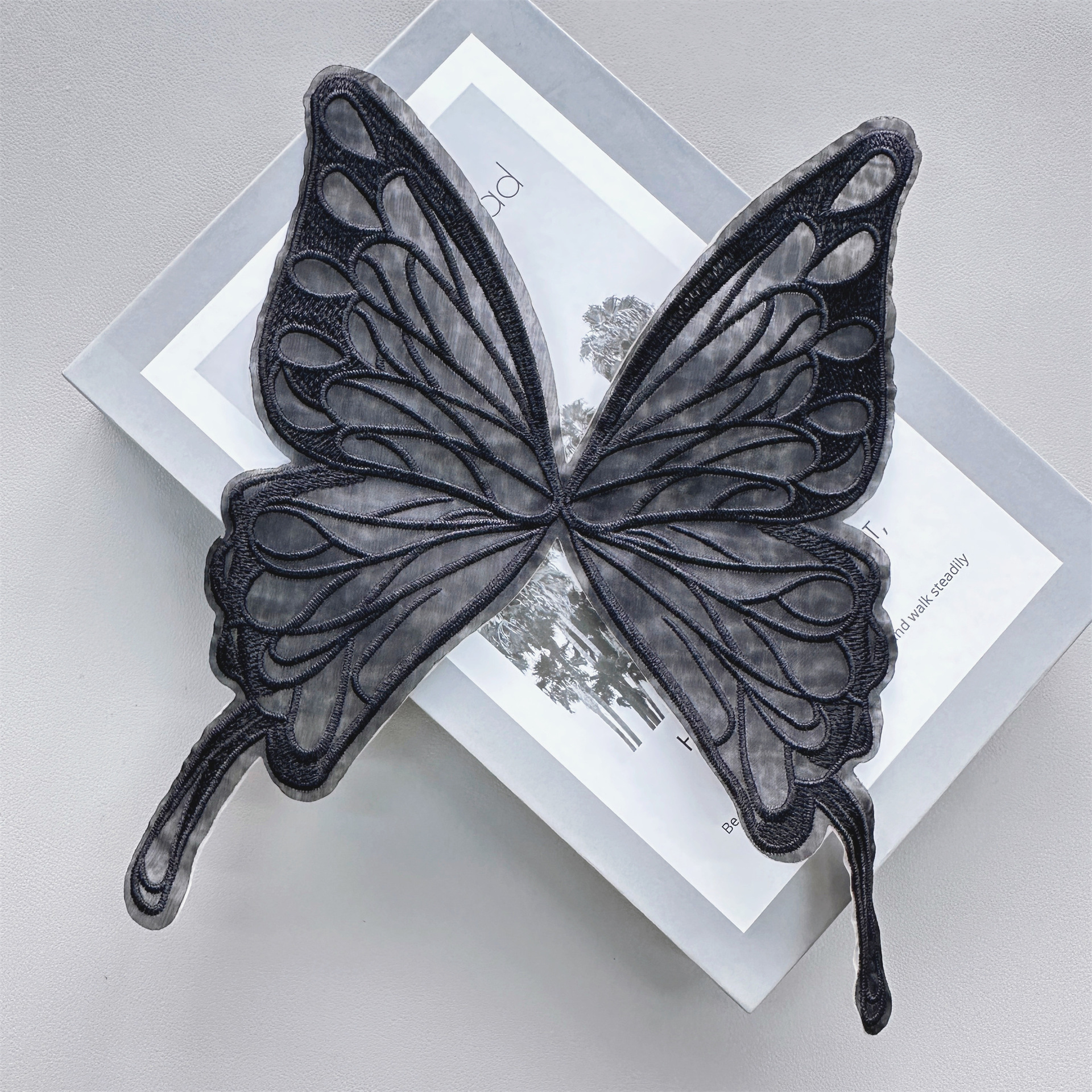 En stock, bordado de organza, colorida mariposa de perlas tridimensional, horquilla no adhesiva, accesorio para el cabello para ropa infantil, decoración de parches de tela