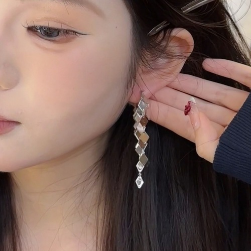 European and American style goddess diamond-shaped sequin earrings for women 2024 new niche design high-end earrings earrings