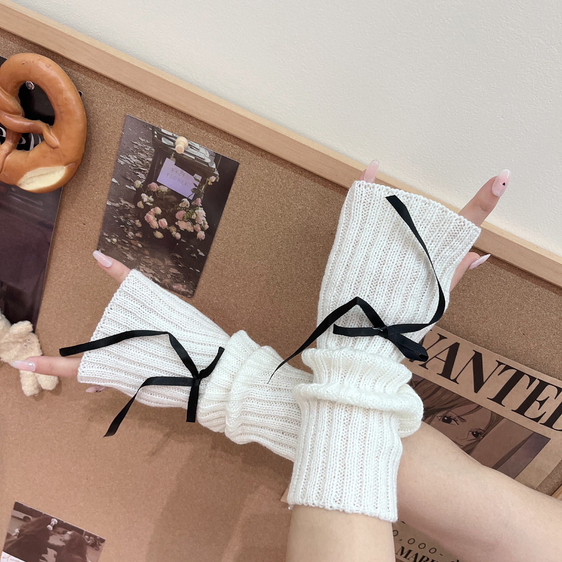 Knitted sleeves with bow