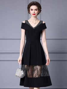 Black large V-neck with diamond mesh splicing， half off shoulder large swing skirt， summer