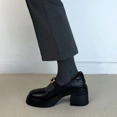 フランスのレトロな厚い底のメアリー珍の靴の本革の女性の靴の2024円の頭の浅い口の1字のボタンは太いハイヒールの靴の女性を持ちます。
