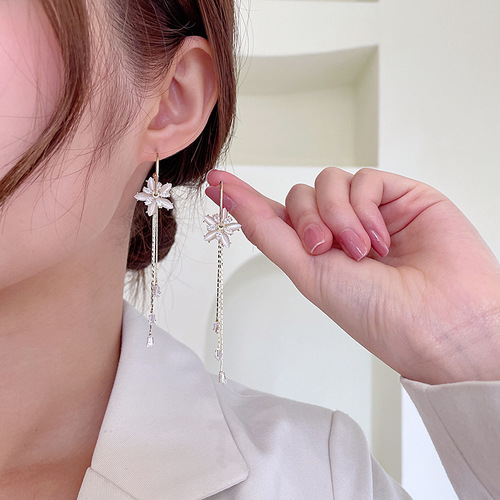 新款简约韩国时尚创意水晶花朵猫眼石长款流苏耳饰S925银针耳环