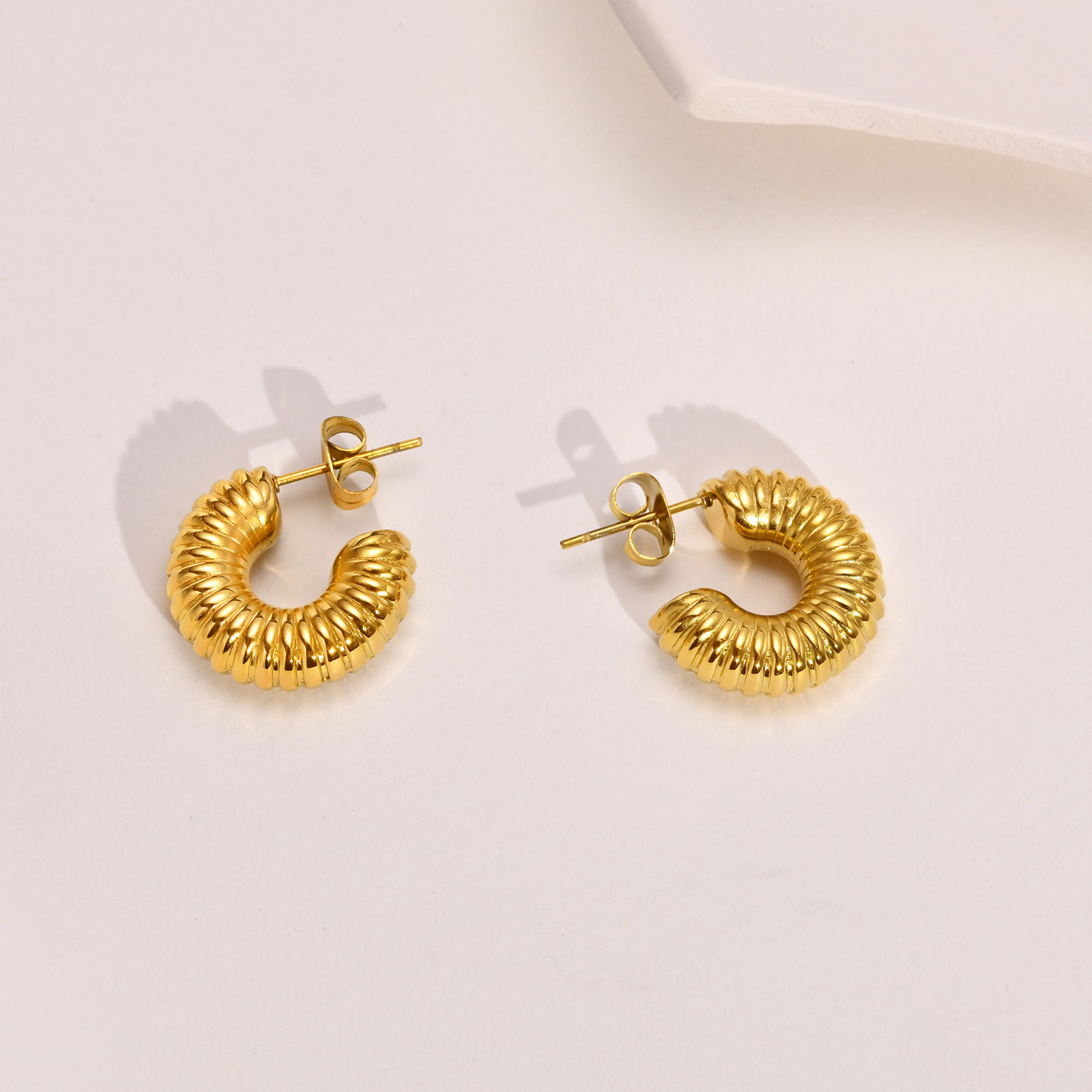 1 Pair Retro C Shape Plating Titanium Steel 18k Gold Plated Earrings display picture 3