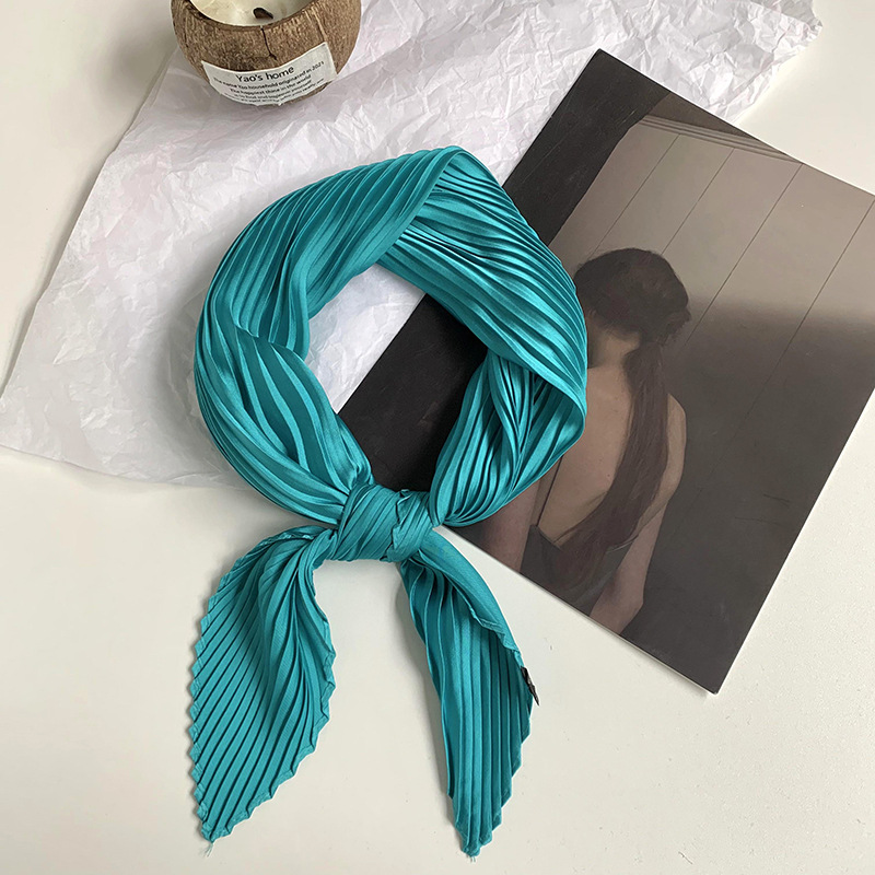 Pañuelo de seda de alta calidad nuevo estilo de color sólido arrugado bufanda de seda para mujer bufanda en forma de diamante versión coreana de la bufanda de seda de imitación pequeña bufanda en la cabeza banda para el cabello
