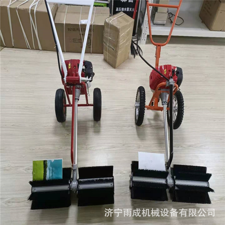 足球场梳草机 手扶式梳草机 人造草坪清理工具 图片 参数