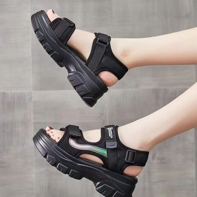Modas deportivas de explosión sandalias romanas para mujeres 2026 verano nuevo estilo anti-deslizante con una sola gruesa y cómoda zapatos de playa para mujeres