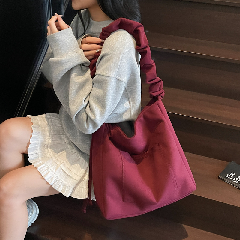 2025 otoño y invierno retro gaúster bolsas de balde de agua de mujer ocio versátil bolsas tote de gran capacidad plegadas mochila de hombro