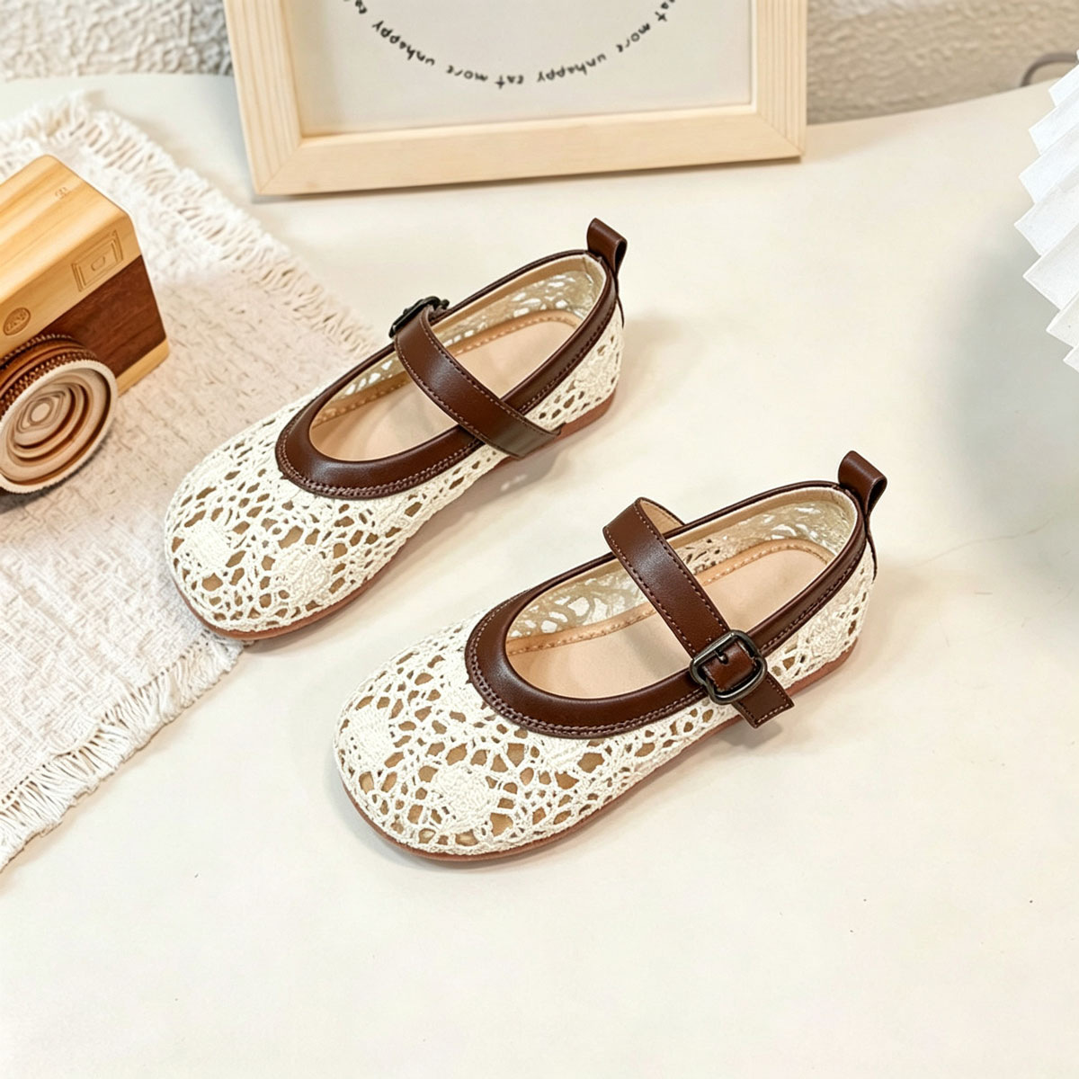 Zapatos de playa de moda de niñas versátiles 2026 verano nuevos zapatos casuales transpirables de malla para niños sandalias huecas