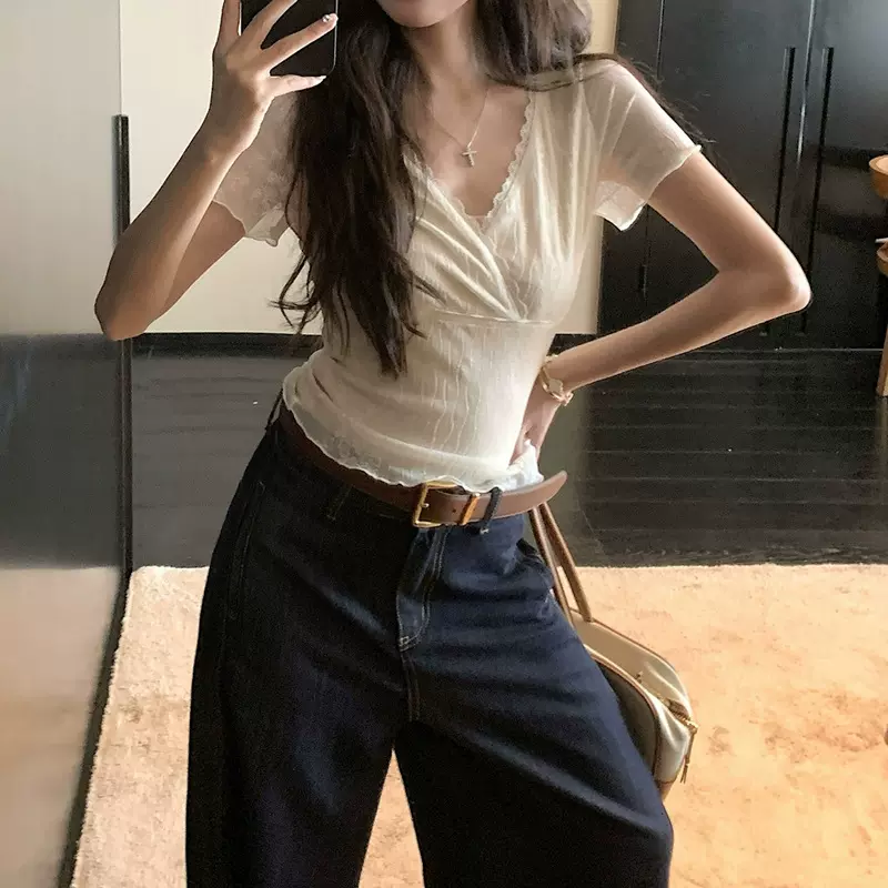 温柔感收腰v领蕾丝衫女夏季新款设计感修身气质百搭上衣T恤2025
