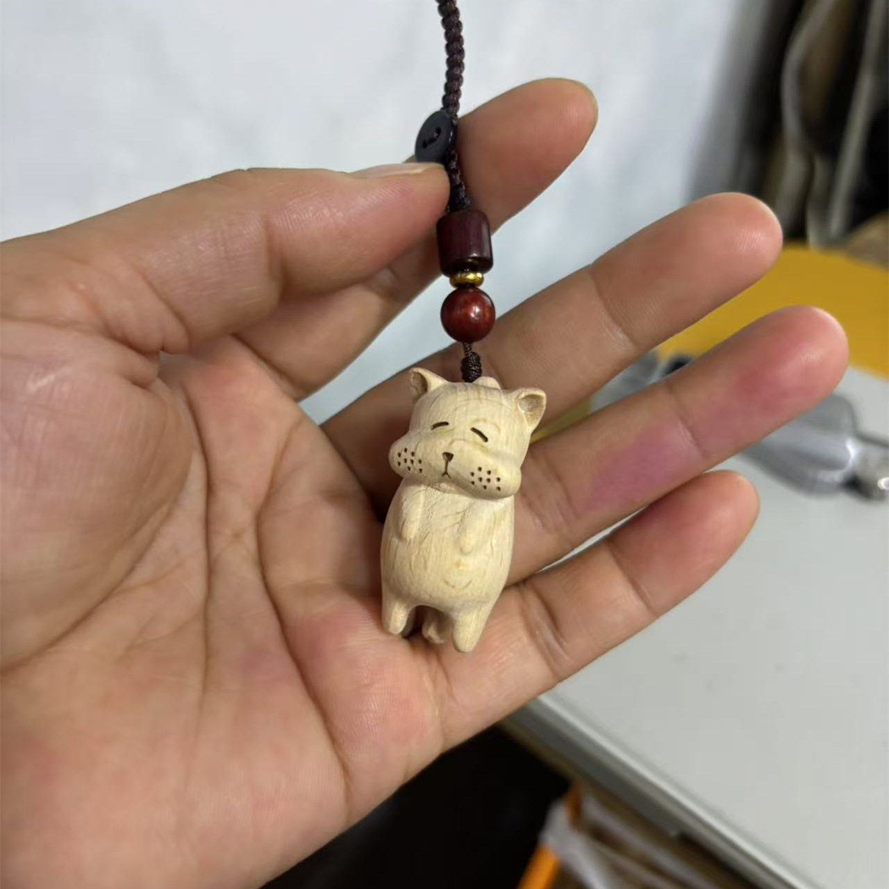 Fabricantes al por mayor de madera de haya, llavero de gato podrido, colgante de bolsa de gato de la suerte, accesorios de manija de dibujos animados, colgante de accesorios