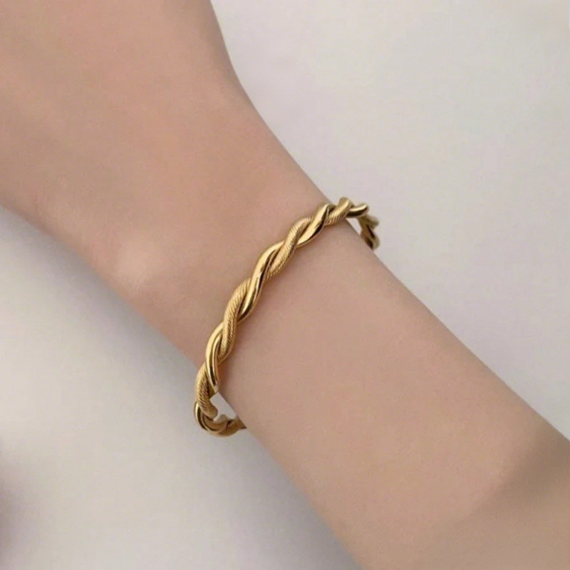 Red de celebridades con el mismo estilo de pulsera de apertura de giro de oro de arena, pulsera de apertura en forma de C chapada en oro retorcido de acero inoxidable, joyería al por mayor